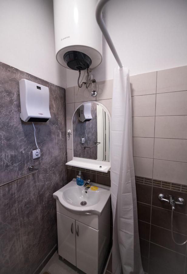 Hostel Evropa Nikšić Buitenkant foto
