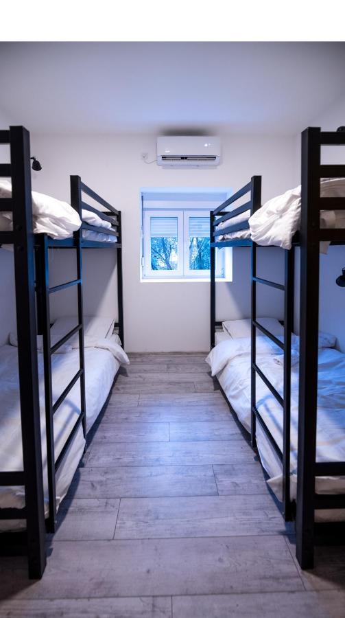 Hostel Evropa Nikšić Buitenkant foto