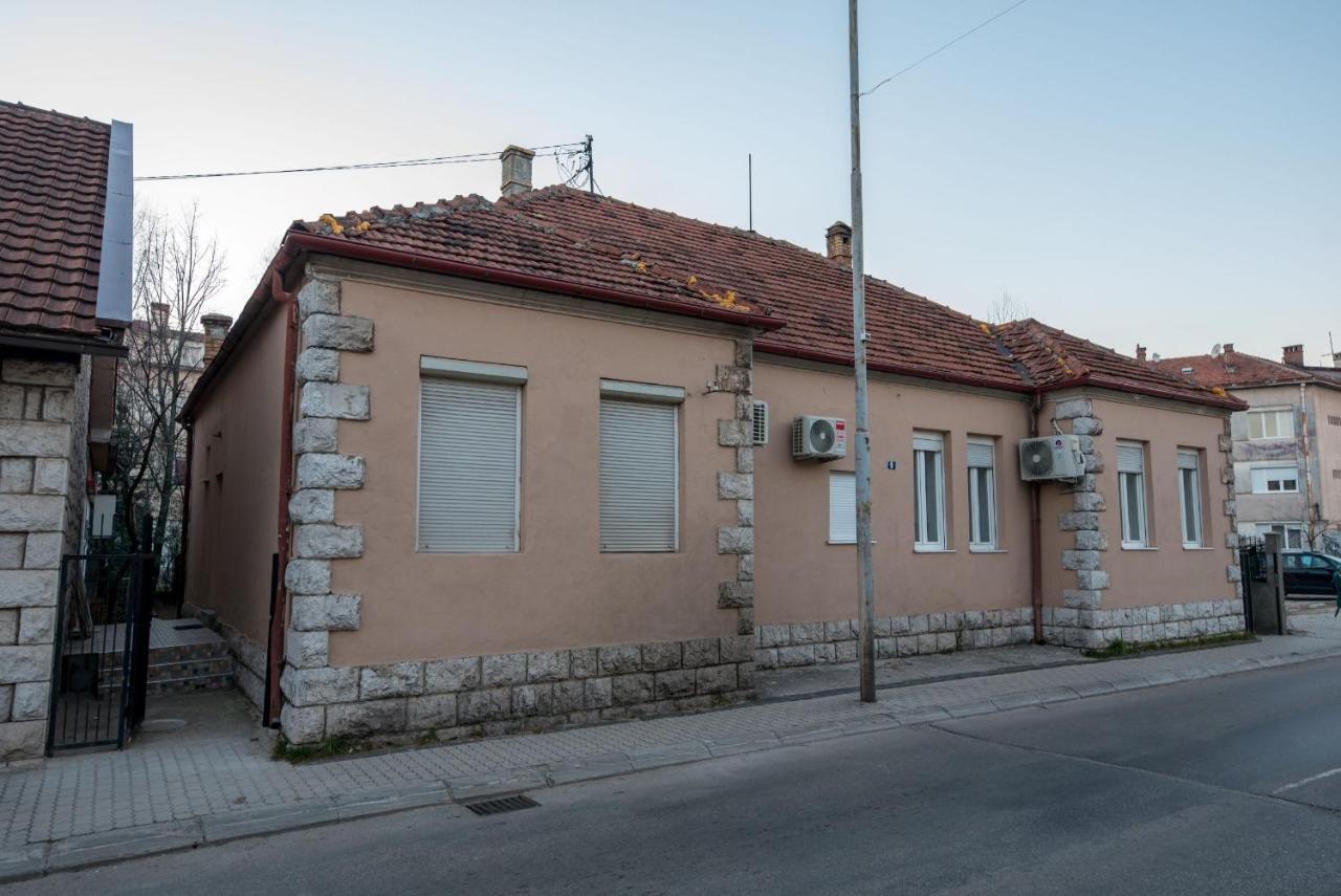 Hostel Evropa Nikšić Buitenkant foto