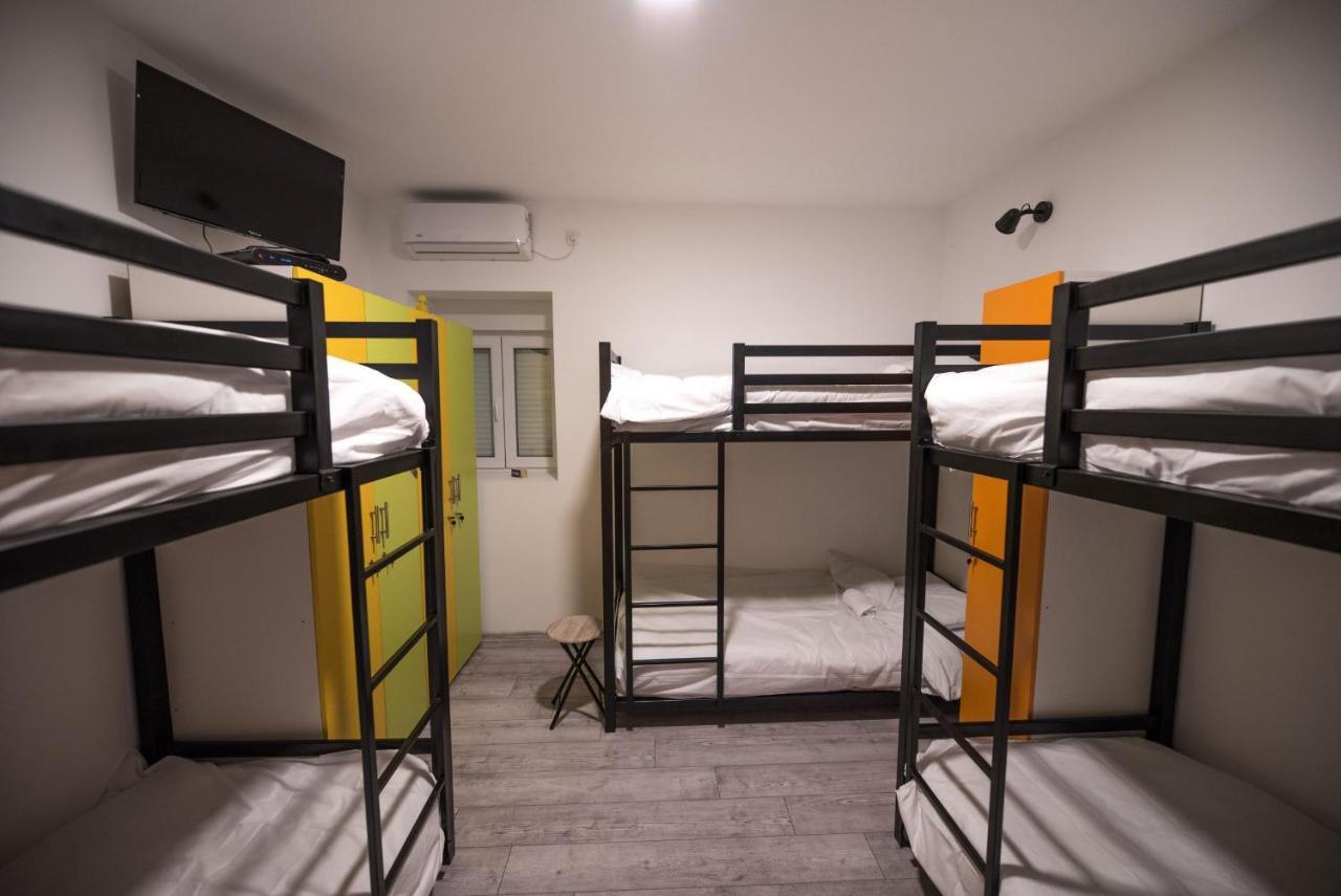 Hostel Evropa Nikšić Buitenkant foto